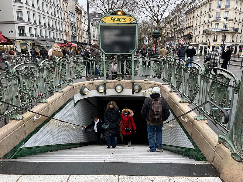 Édicule Guimard de la station Anvers - Paris 18ème