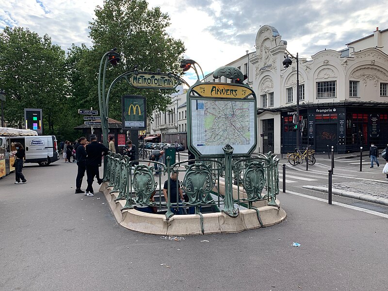 Édicule Guimard de la station Anvers - Paris 18ème