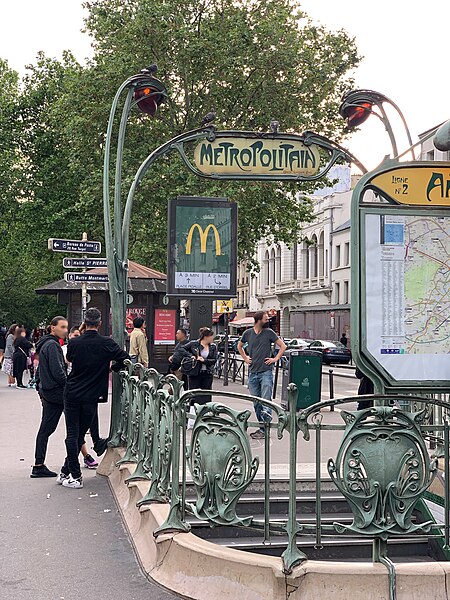 Édicule Guimard de la station Anvers - Paris 18ème