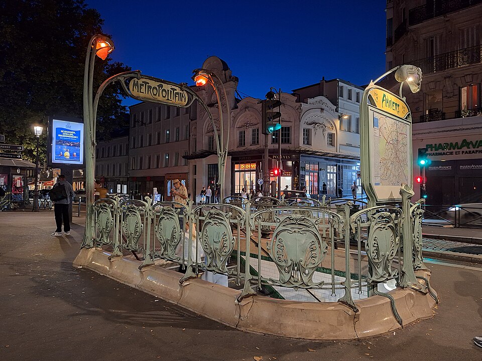 Édicule Guimard de la station Anvers - Paris 18ème