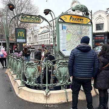 Édicule Guimard de la station Anvers - Paris 18ème