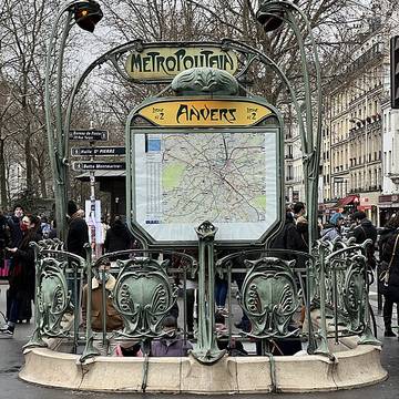 Édicule Guimard de la station Anvers - Paris 18ème