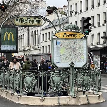 Édicule Guimard de la station Anvers - Paris 18ème
