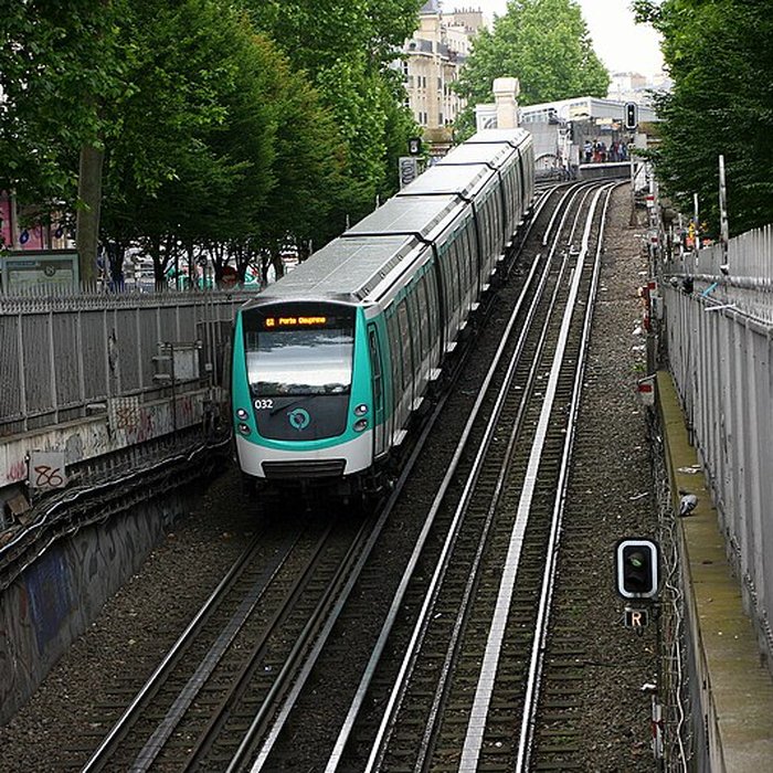 Photo de Édicule Guimard de la station Barbès-Rochechouart - Paris 18ème