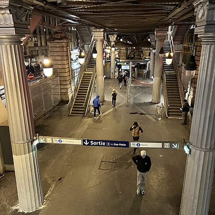 Photo de Édicule Guimard de la station Barbès-Rochechouart - Paris 18ème