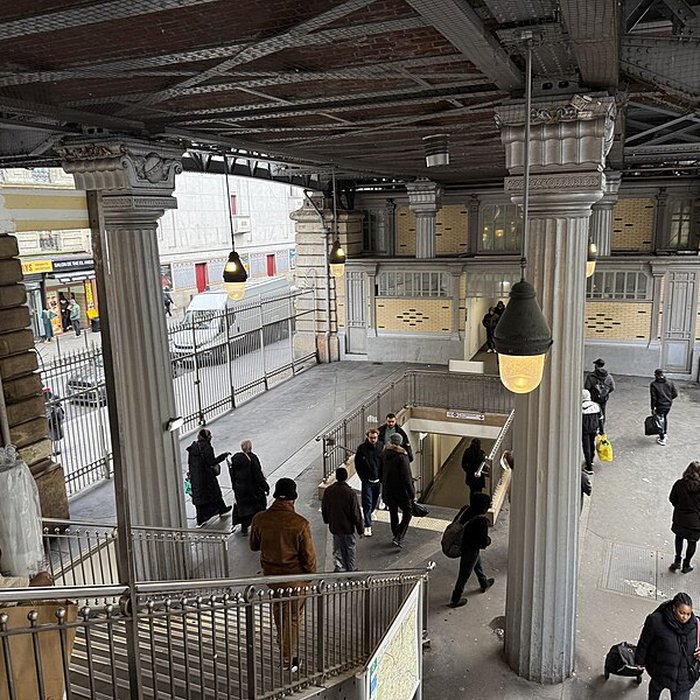 Photo de Édicule Guimard de la station Barbès-Rochechouart - Paris 18ème