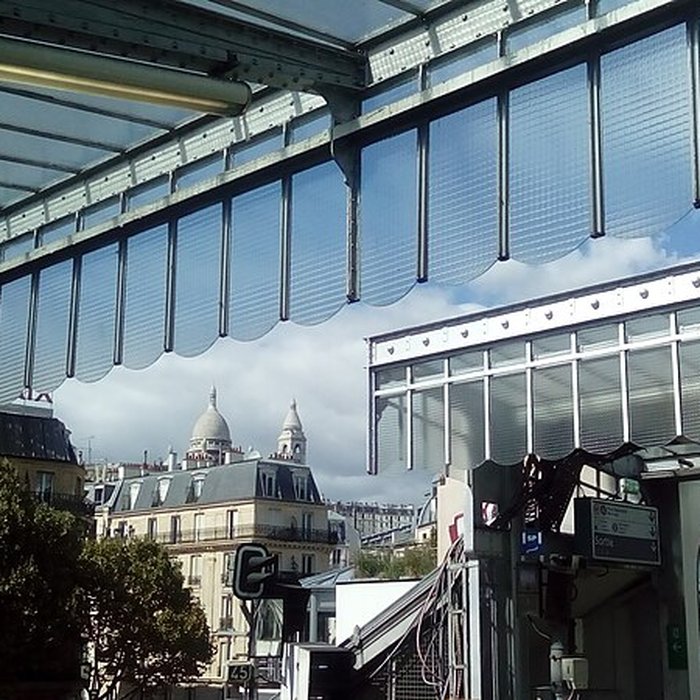 Photo de Édicule Guimard de la station Barbès-Rochechouart - Paris 18ème