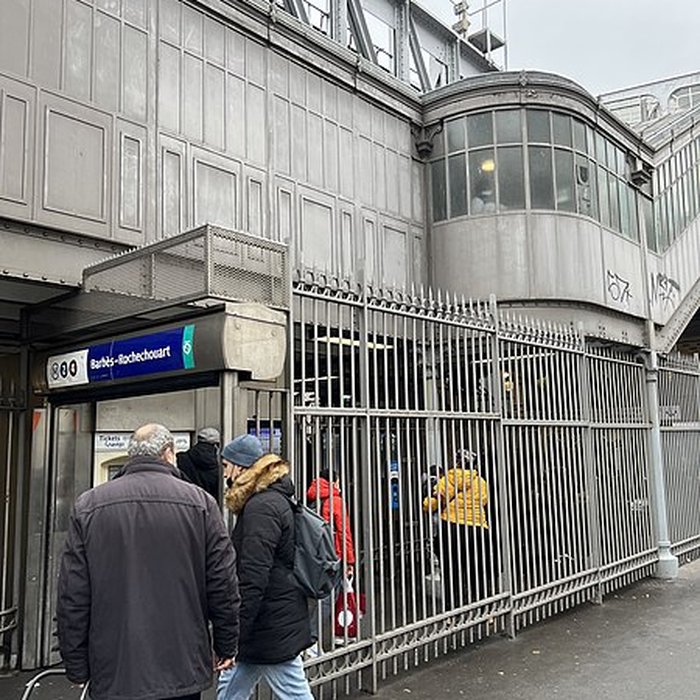 Photo de Édicule Guimard de la station Barbès-Rochechouart - Paris 18ème
