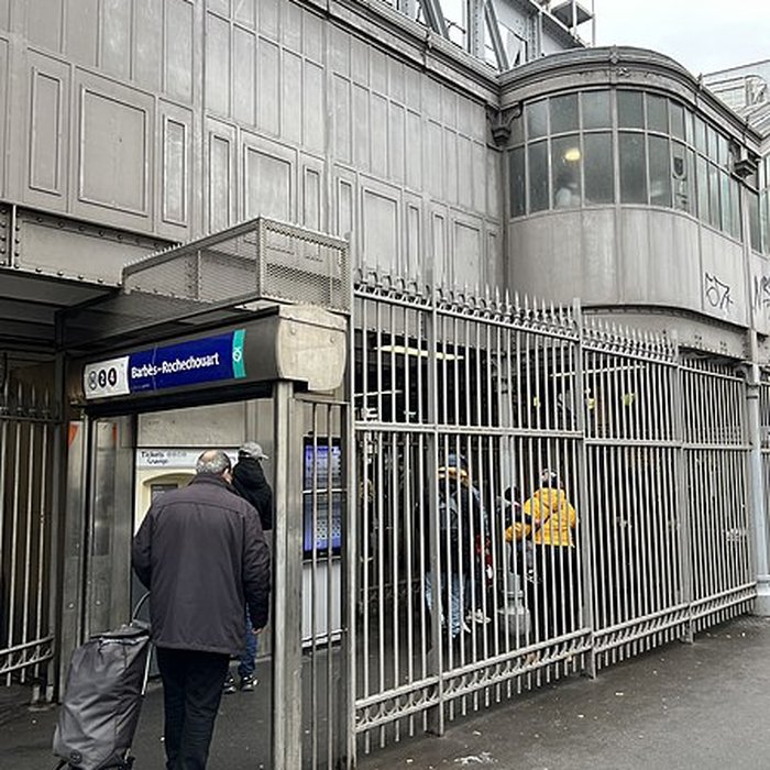 Photo de Édicule Guimard de la station Barbès-Rochechouart - Paris 18ème