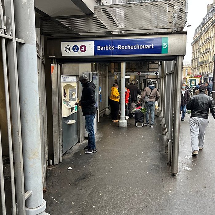 Photo de Édicule Guimard de la station Barbès-Rochechouart - Paris 18ème