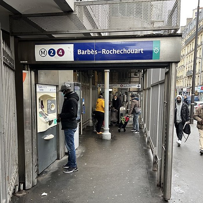 Photo de Édicule Guimard de la station Barbès-Rochechouart - Paris 18ème