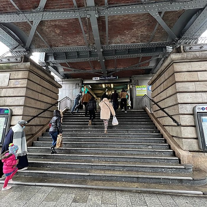 Photo de Édicule Guimard de la station Barbès-Rochechouart - Paris 18ème