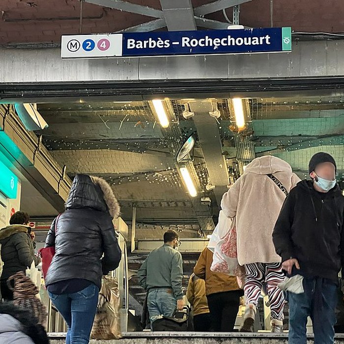 Photo de Édicule Guimard de la station Barbès-Rochechouart - Paris 18ème