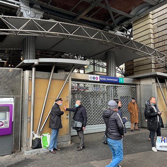 Photo de Édicule Guimard de la station Barbès-Rochechouart - Paris 18ème