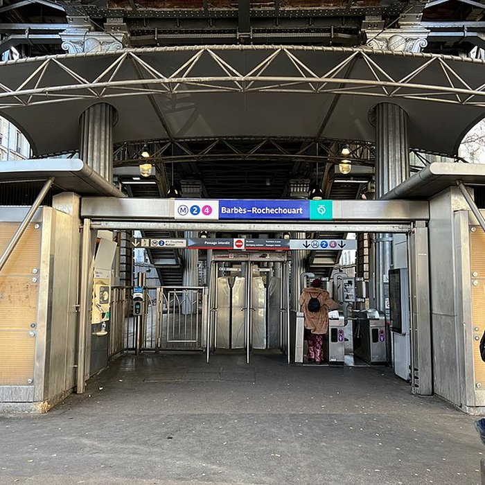 Photo de Édicule Guimard de la station Barbès-Rochechouart - Paris 18ème