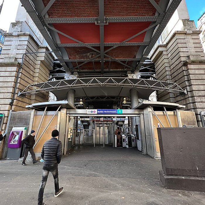 Photo de Édicule Guimard de la station Barbès-Rochechouart - Paris 18ème