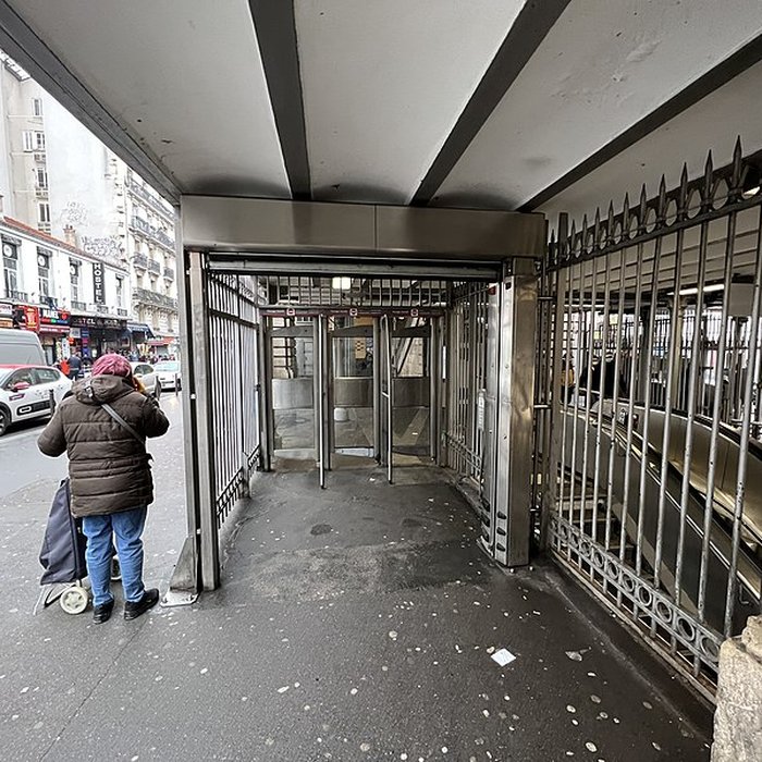 Photo de Édicule Guimard de la station Barbès-Rochechouart - Paris 18ème