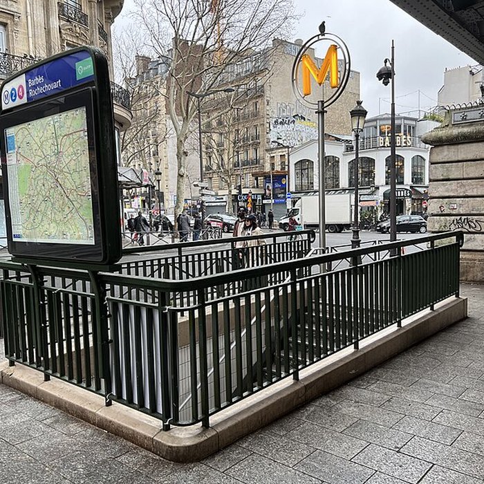 Photo de Édicule Guimard de la station Barbès-Rochechouart - Paris 18ème