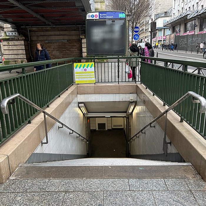 Photo de Édicule Guimard de la station Barbès-Rochechouart - Paris 18ème