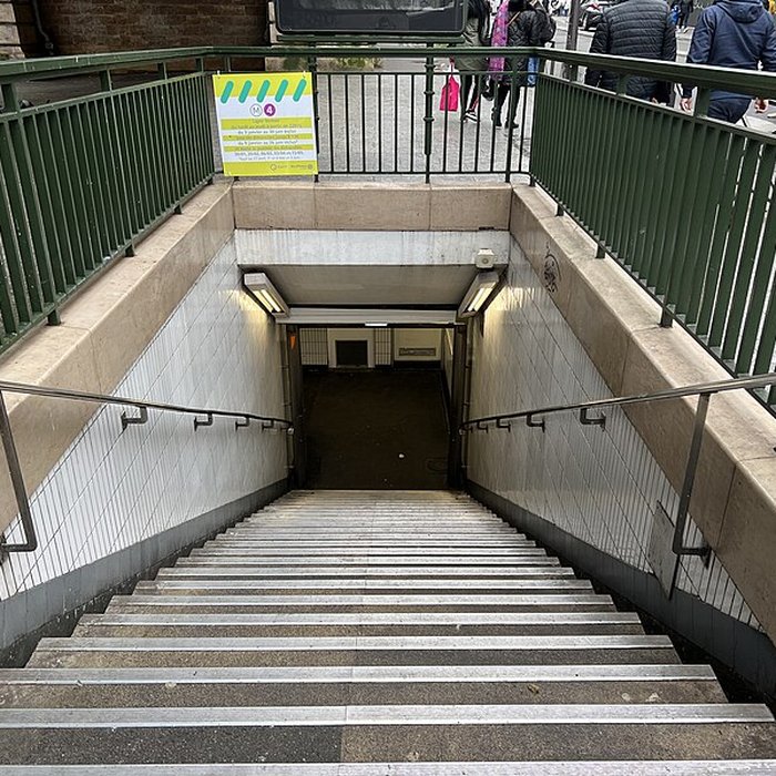 Photo de Édicule Guimard de la station Barbès-Rochechouart - Paris 18ème