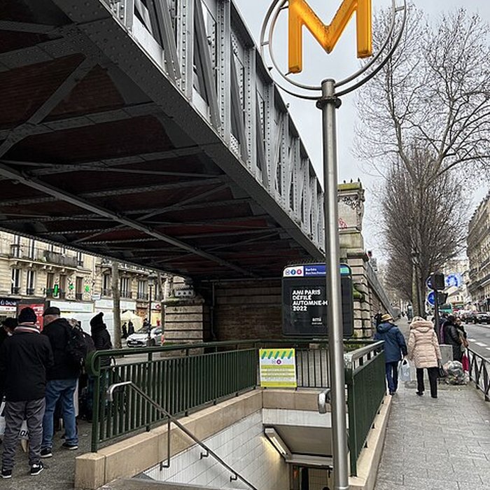 Photo de Édicule Guimard de la station Barbès-Rochechouart - Paris 18ème