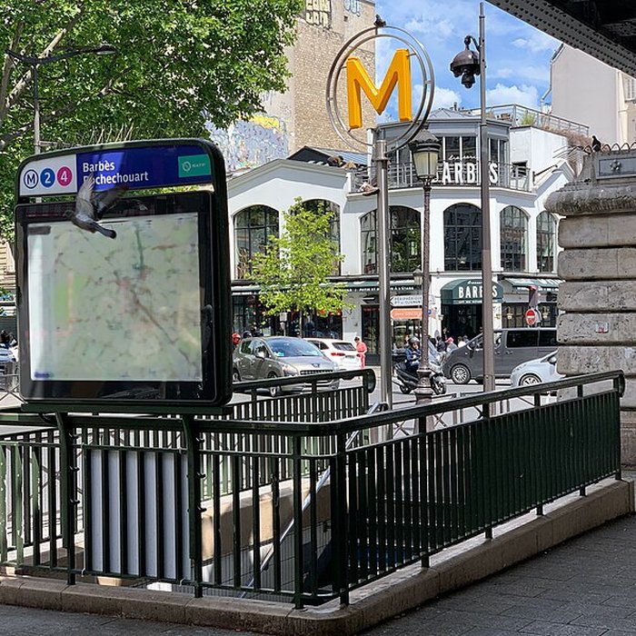 Photo de Édicule Guimard de la station Barbès-Rochechouart - Paris 18ème