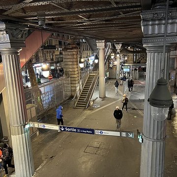 Édicule Guimard de la station Barbès-Rochechouart - Paris 18ème
