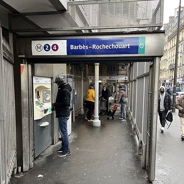 Édicule Guimard de la station Barbès-Rochechouart - Paris 18ème