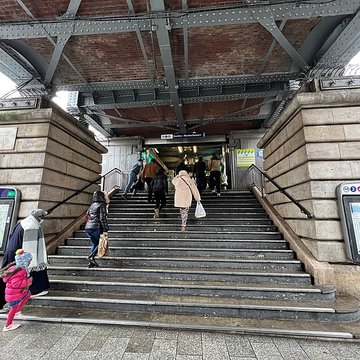 Édicule Guimard de la station Barbès-Rochechouart - Paris 18ème