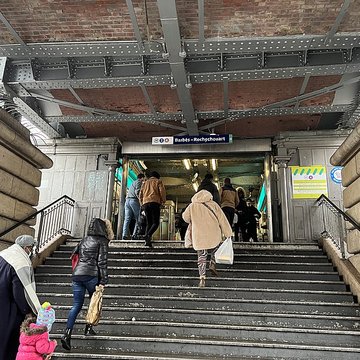 Édicule Guimard de la station Barbès-Rochechouart - Paris 18ème