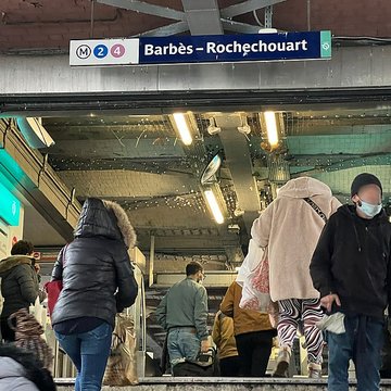 Édicule Guimard de la station Barbès-Rochechouart - Paris 18ème