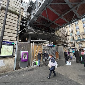 Édicule Guimard de la station Barbès-Rochechouart - Paris 18ème