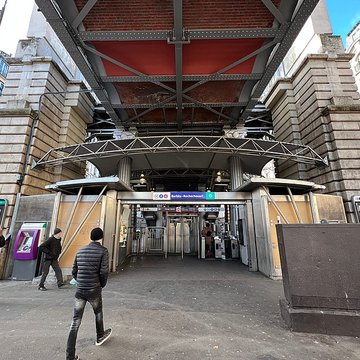Édicule Guimard de la station Barbès-Rochechouart - Paris 18ème