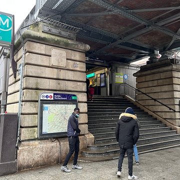 Édicule Guimard de la station Barbès-Rochechouart - Paris 18ème