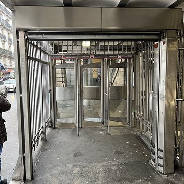 Édicule Guimard de la station Barbès-Rochechouart - Paris 18ème