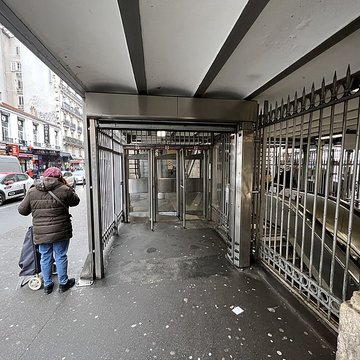 Édicule Guimard de la station Barbès-Rochechouart - Paris 18ème