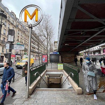 Édicule Guimard de la station Barbès-Rochechouart - Paris 18ème