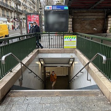 Édicule Guimard de la station Barbès-Rochechouart - Paris 18ème