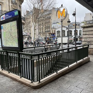 Édicule Guimard de la station Barbès-Rochechouart - Paris 18ème