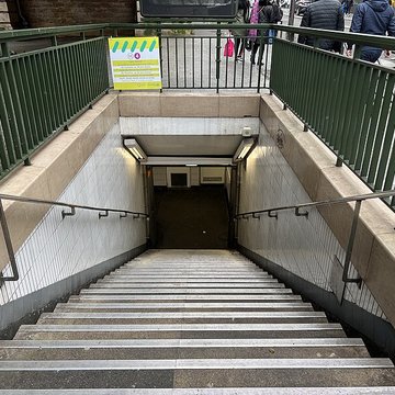 Édicule Guimard de la station Barbès-Rochechouart - Paris 18ème