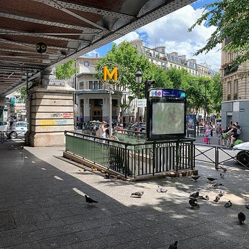 Édicule Guimard de la station Barbès-Rochechouart - Paris 18ème