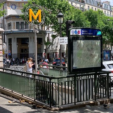 Édicule Guimard de la station Barbès-Rochechouart - Paris 18ème