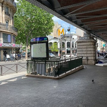 Édicule Guimard de la station Barbès-Rochechouart - Paris 18ème