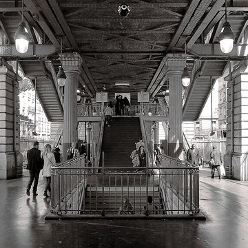 Édicule Guimard de la station Barbès-Rochechouart - Paris 18ème