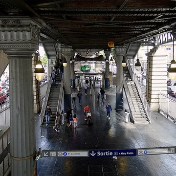 Édicule Guimard de la station Barbès-Rochechouart - Paris 18ème