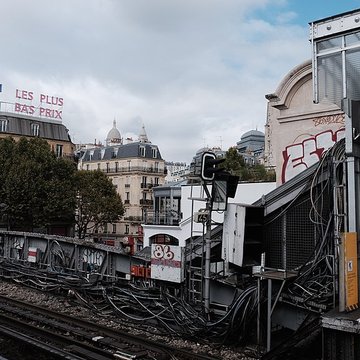 Édicule Guimard de la station Barbès-Rochechouart - Paris 18ème