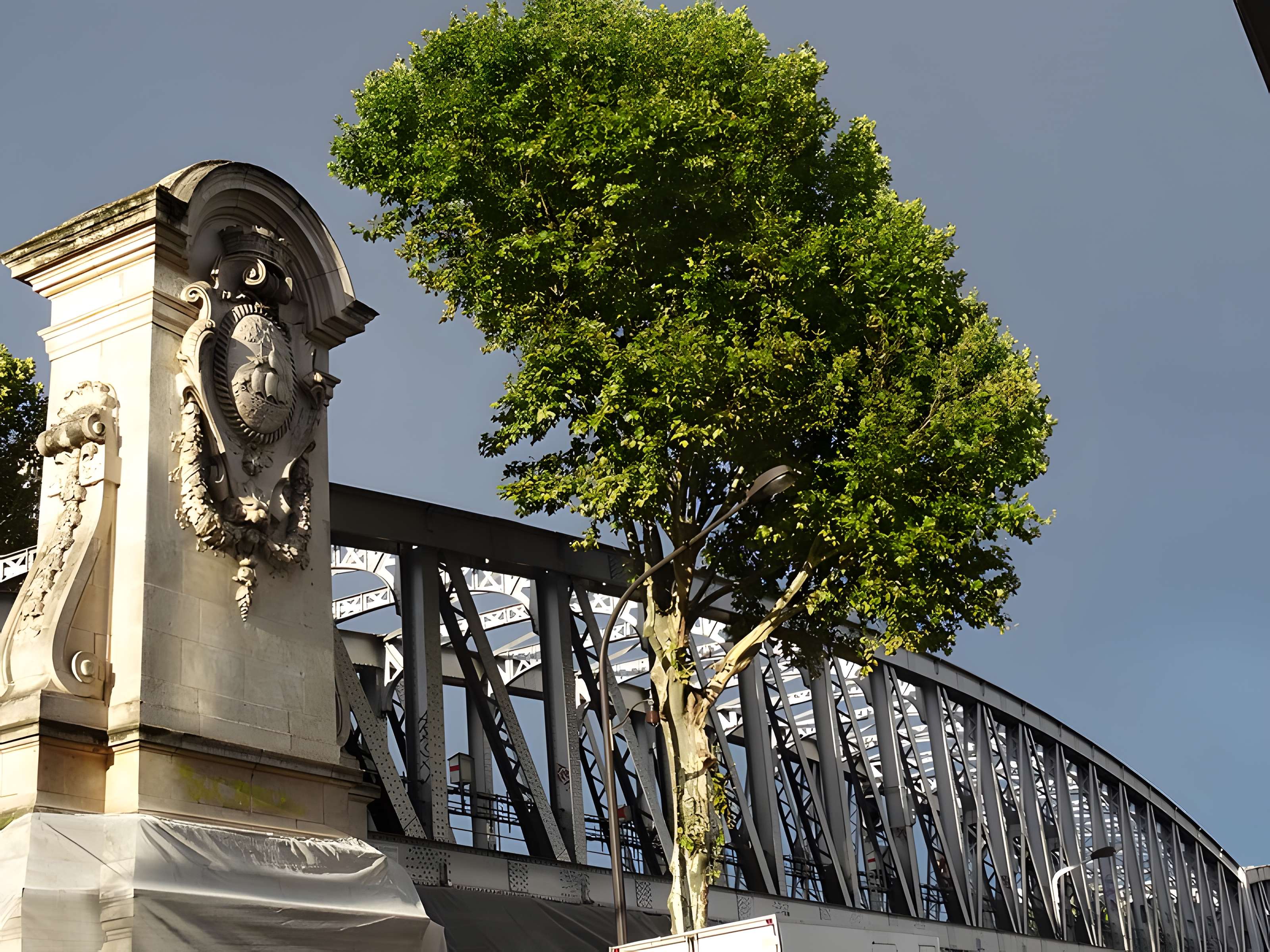 Édicule Guimard de la station Barbès-Rochechouart - Paris 18ème