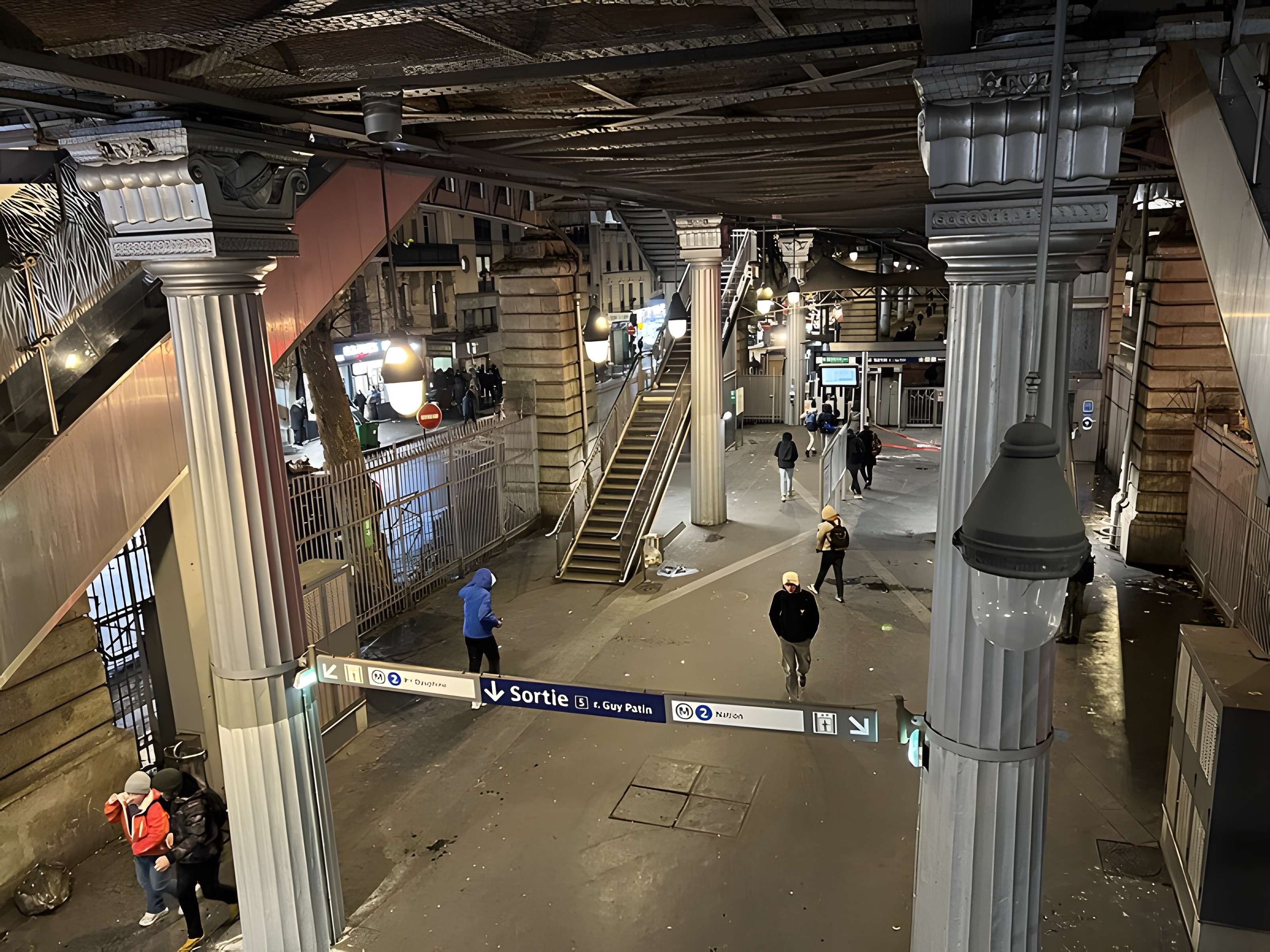 Édicule Guimard de la station Barbès-Rochechouart - Paris 18ème