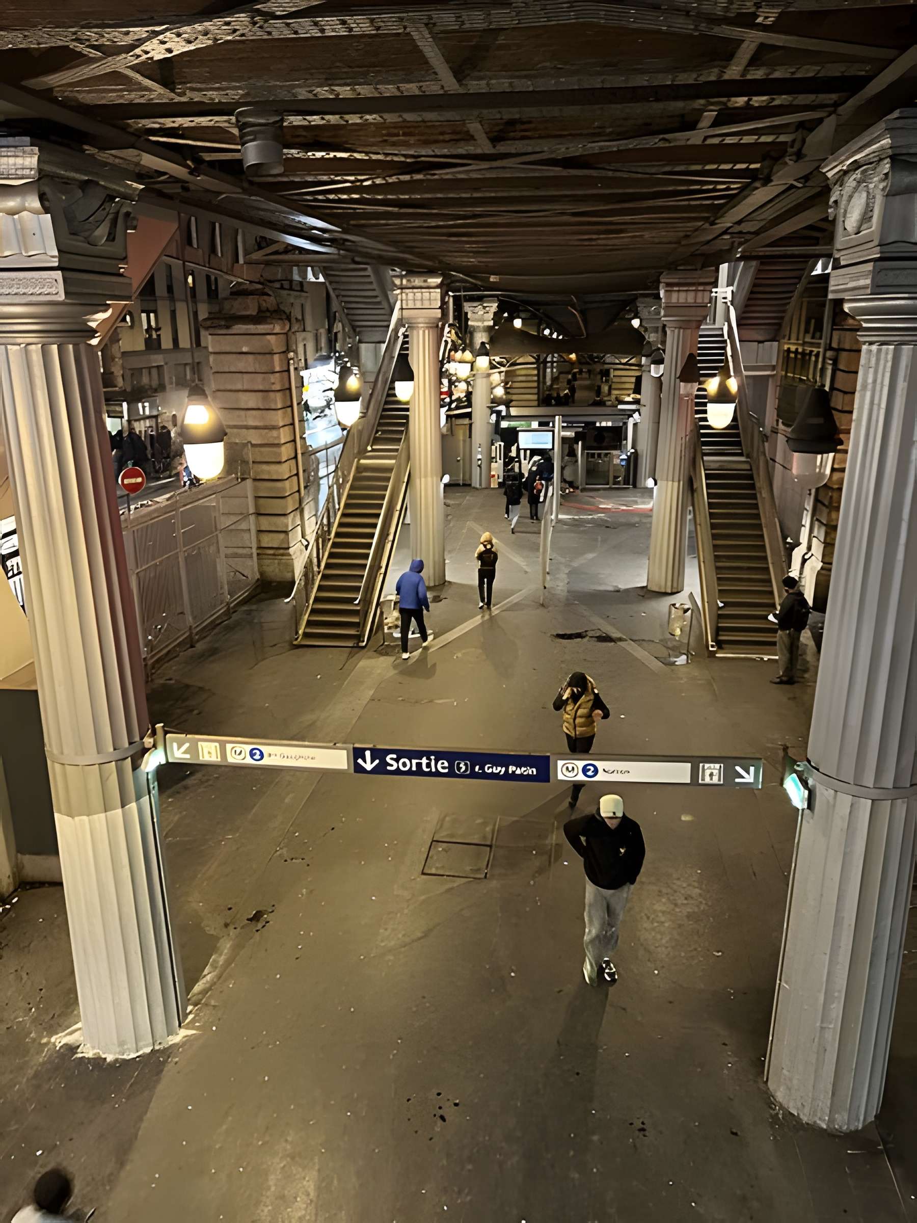 Édicule Guimard de la station Barbès-Rochechouart - Paris 18ème