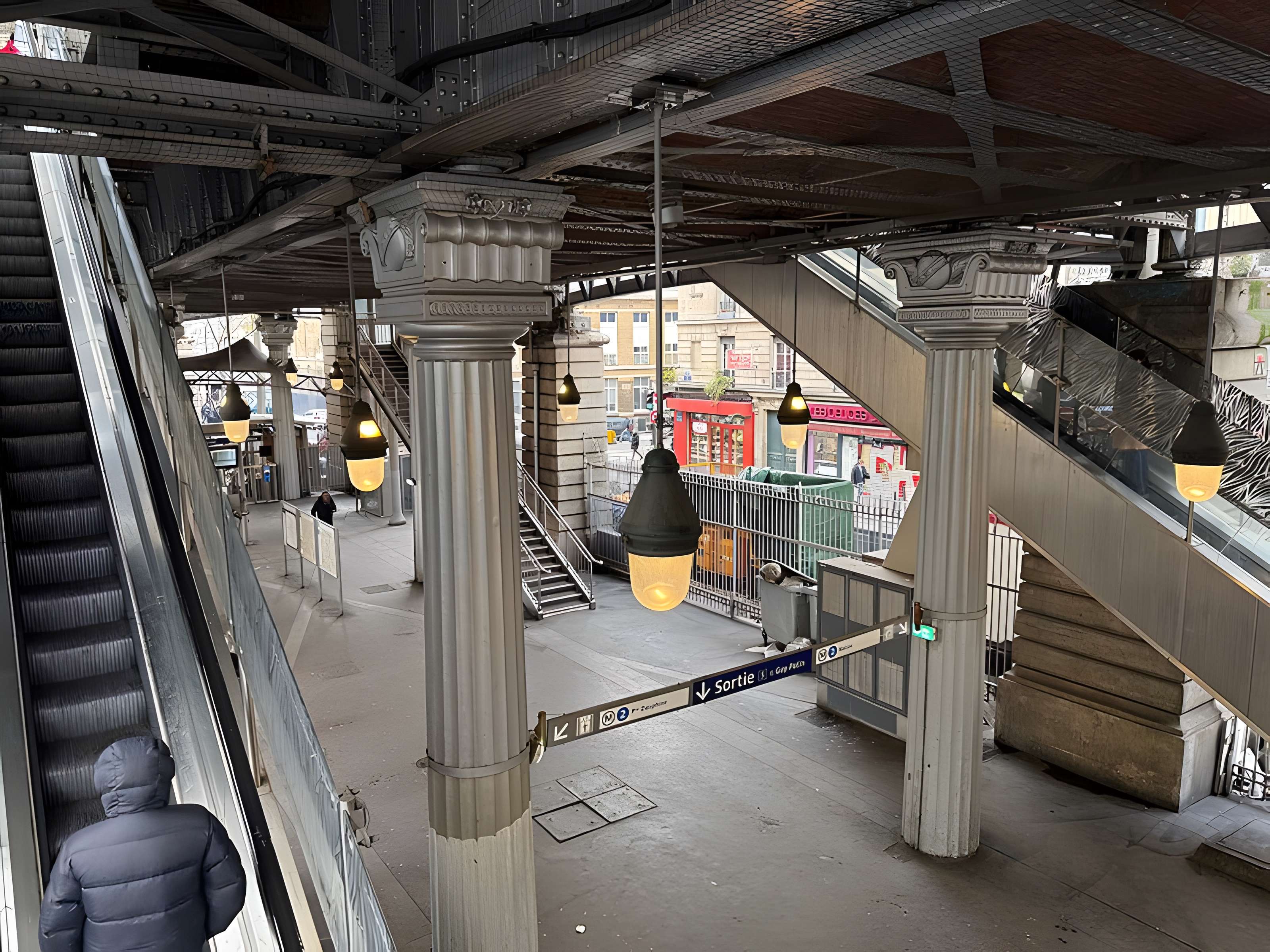 Édicule Guimard de la station Barbès-Rochechouart - Paris 18ème